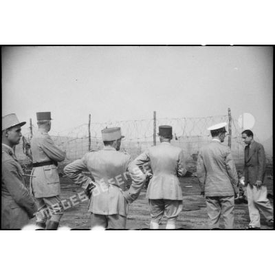 Un groupe d'officiers français constatent les dégâts après l'incendie d'un navire pétrolier dans le port d'Alger.