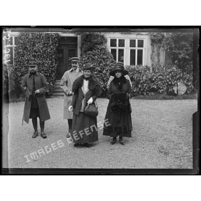 Thann, Alsace. Visite de Mrs Pankhurst et de Mlle Anna Léortin. [légende d'origine]