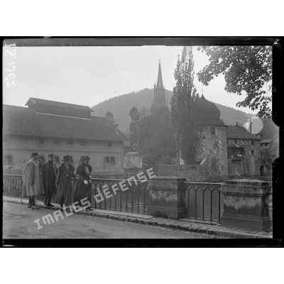 Thann, Alsace. Visite de Mrs Pankhurst et de Mlle Anna Léortin. La visite de la ville. [légende d'origine]