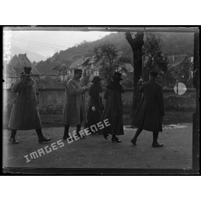 Thann, Alsace. Visite de Mrs Pankhurst et de Mlle Anna Léortin. Mrs Pankhurst et de Mlle Anna Léortin sortent de chez le maire de Thann. [légende d'origine]
