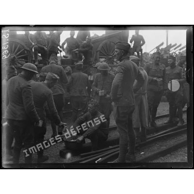 Lure, Haute Saône. Train de troupes américaines allant au front. Distribution de thé pendant l'arrêt. [légende d'origine]