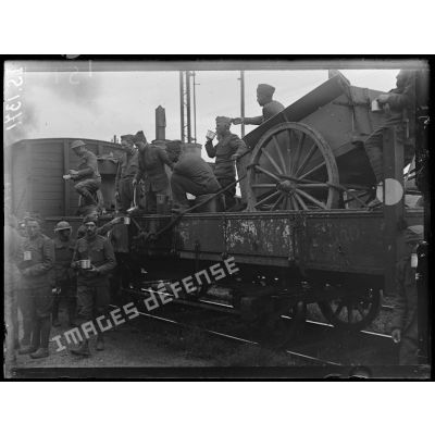 Lure, Haute Saône. Train de troupes américaines allant au front. Distribution de thé pendant l'arrêt. [légende d'origine]