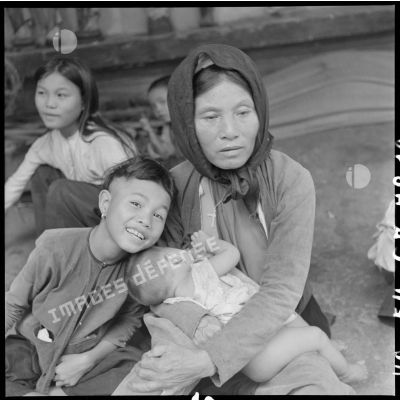 Portrait d'une femme avec deux enfants.
