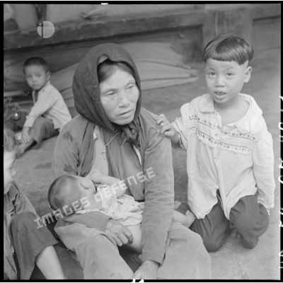 Portrait d'une femme avec deux enfants.