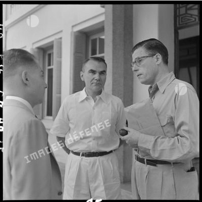 M. Jean Daridan (à droite), commissaire général adjoint en Indochine, et M. Compain (au centre), délégué général du haut-commissariat de France au Vietnam.