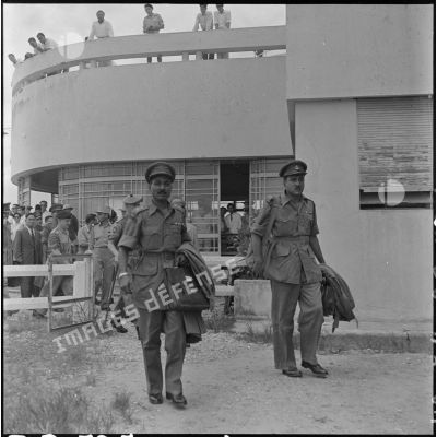 Officiers indiens, membres des délégations de contrôle de l'armistice, à leur arrivée sur la base aérienne de Gia Lam.