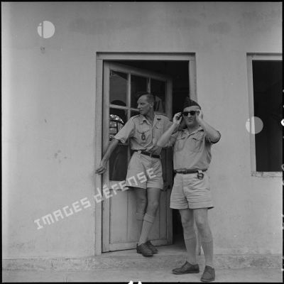 Deux soldats des troupes coloniales devant un bâtiment de la base aérienne de Gia Lam.