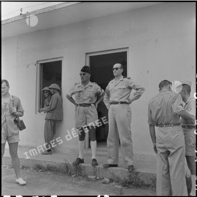 Officiers des troupes coloniales devant un bâtiment de la base aérienne de Gia Lam.