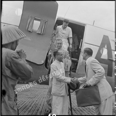 M. Duit, M. Mac Donnel et M. Ogrozinski, ambassadeurs des délégations de contrôle de l'armistice, arrivent sur la base aérienne de Gia Lam.
