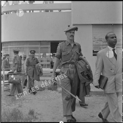 Des membres des délégations de contrôle de l'armistice sont arrivés sur la base aérienne de Gia Lam.