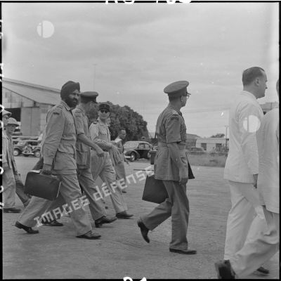 Les autorités militaires des délégations de contrôle de l'armistice arrivent sur la base aérienne de Gia Lam.	