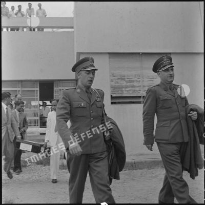 Généraux polonais, membres des délégations de contrôle de l'armistice, à leur arrivée sur la base aérienne de Gia Lam.
