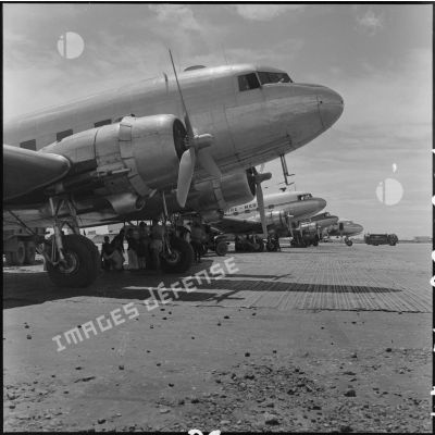 Avions Dakota du pont aérien Hanoï-Saigon destinés à l'évacuation de la population du Nord-Vietnam.