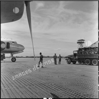 L'aérodrome de Gia Lam lors de l'évacuation de la population nord-vietnamienne vers Saigon.