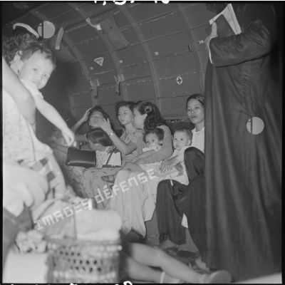 Réfugiés à bord d'un avion Dakota du pont aérien.