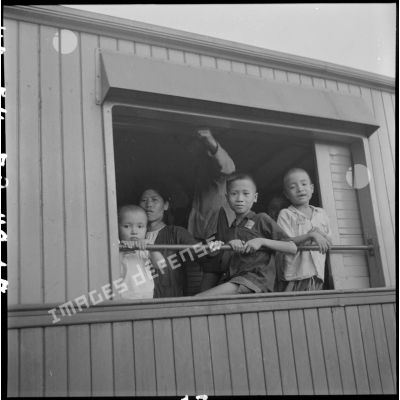 Enfants à la fenêtre d'un wagon en gare d'Hanoï.