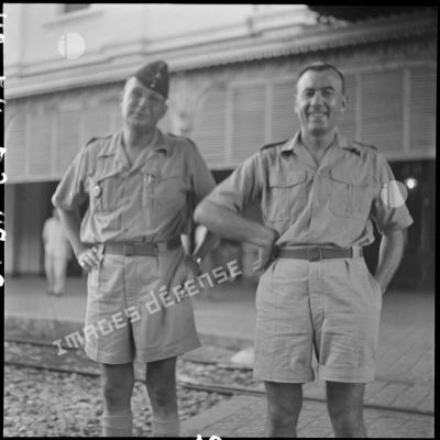 Militaires du CEFEO (Corps expéditionnaire français en Extrême-Orient) sur un quai de la gare d'Hanoï.