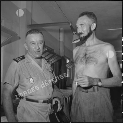 Portrait d'officier de la Légion étrangère et d'un des officiers supérieurs ayant combattu à Diên Biên Phu lors d'une visite médicale.