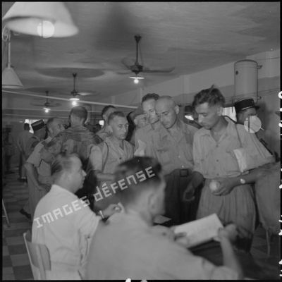Visite médicale des officiers supérieurs, prisonniers de guerre à Diên Biên Phu.