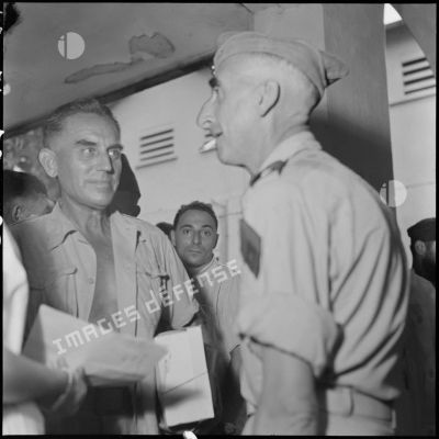 Le général de Castries (de profil) lors de la visite médicale des officiers supérieurs, prisonniers de guerre à Diên Biên Phu.