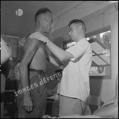 Visite médicale d'un officier supérieur ayant combattu à Diên Biên Phu.