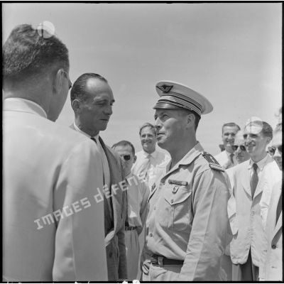 M. Compain (de dos), délégué général du haut-commissariat de France au Vietnam,  M. Jean Sainteny (au centre), délégué du gouvernement français auprès du Nord-Vietnam, et un officier supérieur de l'armée de l'Air.