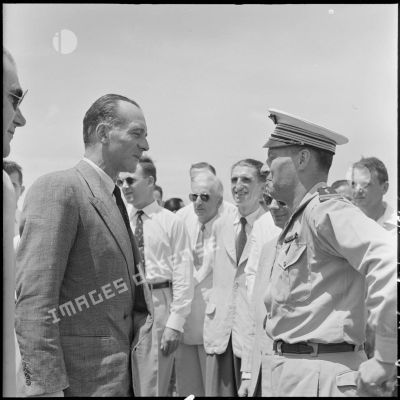 M. Jean Sainteny (au centre), délégué du gouvernement français auprès du Nord-Vietnam, et un officier supérieur de l'armée de l'Air.