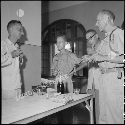 Le colonel Lalande (à droite) converse avec trois hommes à l'hôpital militaire Lanessan.