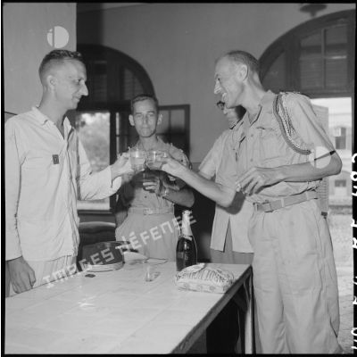 Le colonel Lalande (à droite) trinque avec  trois hommes à l'hôpital militaire Lanessan.