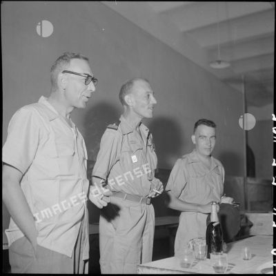 Le colonel Lalande (au centre) en compagnie de deux hommes à l'hôpital militaire Lanessan.