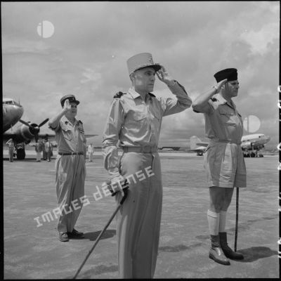 Le général Ely (au centre), commissaire général de France et commandant en chef en Indochine, et le général Cogny, commandant en chef des FTNV (forces terrestres du Nord-Vietnam), saluent le drapeau du 2e RTM (régiment des tirailleurs marocains).