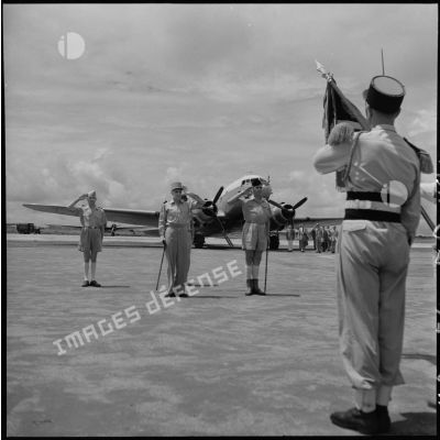Le général Ely (au centre), commissaire général de France et commandant en chef en Indochine, et le général Cogny, commandant en chef des FTNV (forces terrestres du Nord-Vietnam), saluent le drapeau du 2e RTM (régiment des tirailleurs marocains).