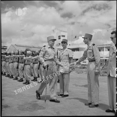 Le général Ely, commissaire général de France et commandant en chef en Indochine, serre la main d'un général venu l'accueillir à son arrivée à Hanoï.