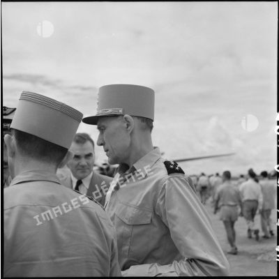 Le général Ely, commissaire général de France et commandant en chef en Indochine, à son arrivée à Hanoï.
