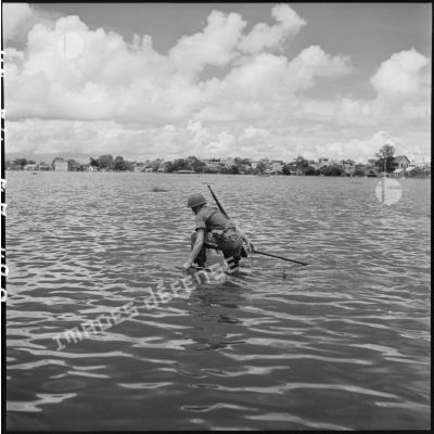 Un soldat s'essaie au ski nautique sur le grand lac d'Hanoï ou lac de l'ouest.