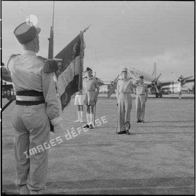 Le général Ely (au centre), commissaire général de France et commandant en chef en Indochine, salue le drapeau avant de quitter Hanoï.