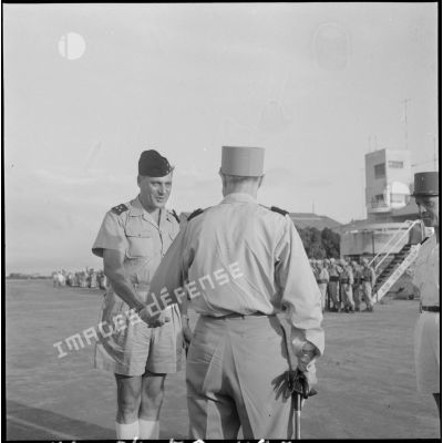 Le général Ely (de dos), commissaire général de France et commandant en chef en Indochine, serre la main du général Cogny, commandant en chef des FTNV (forces terrestres du Nord-Vietnam).