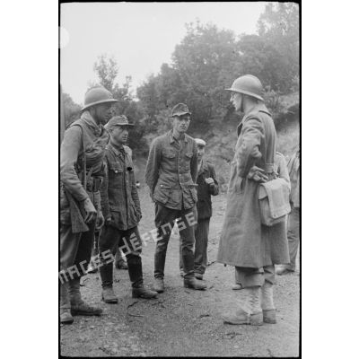 Un officier de renseignement interroge des soldats allemands faits prisonniers par la 1re compagnie du I/1er régiment de tirailleurs marocainns (RTM)  dans les environs du col de San Stefano.