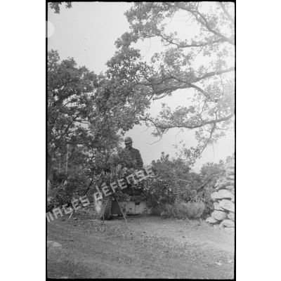 Un servant et un canon de 37 mm antichar M3 du 1er RTM (régiment de tirailleurs marocains) camouflé, sont en position sur une route près du col de San Stefano.