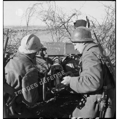 Servants chargeant un canon antichar américain de 37 mm.