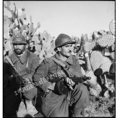 Tirailleurs du 9e RTA (régiment de tirailleurs algériens) de la DMC (Division de marche de Constantine) armés de pistolets-mitrailleurs Thompson M1 avec chargeur circulaire, postés au milieu de cactus.