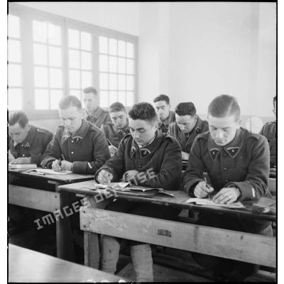 Elèves travaillant dans une salle de cours de l'école des élèves aspirants ou CIEO (Centre d'instruction des élèves officiers) de Cherchell à la caserne Dubourdieu.