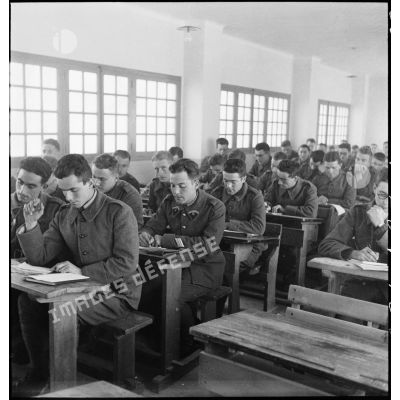 Elèves travaillant dans une salle de cours de l'école des élèves aspirants ou CIEO (Centre d'instruction des élèves officiers) de Cherchell à la caserne Dubourdieu.
