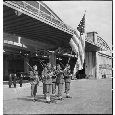 Le drapeau américain et sa garde pendant la cérémonie sur l'aérodrome de Maison-Blanche à Alger en l'honneur du groupe de chasse II/5 La Fayette.