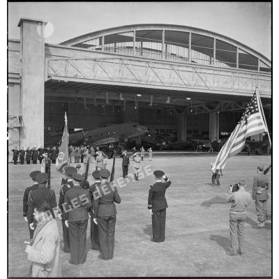 Pendant la cérémonie sur l'aérodrome de Maison-Blanche à Alger en l'honneur du GC II/5 La Fayette, les autorités françaises et américaines saluent les drapeaux.