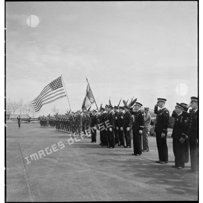 Le drapeau américain et sa garde pendant la cérémonie sur l'aérodrome de Maison-Blanche à Alger en l'honneur du groupe de chasse II/5 La Fayette. A ses côtés, le drapeau de la 5e escadre aérienne à laquelle appartient le GC II/5.