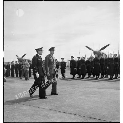 Le général de corps aérien Jean Mendigal, commandant les forces aériennes françaises en AFN (Afrique française du Nord) et un général de brigade de l'armée de l'air américaine passent les troupes en revue lors de la cérémonie sur l'aérodrome de Maison-Blanche à Alger en l'honneur du GC II/5 La Fayette.