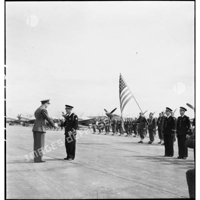 Lors de la cérémonie franco-américaine sur l'aérodrome de Maison-Blanche à Alger en l'honneur du groupe de chasse II/5 La Fayette, un général de brigade de l'armée de l'air américaine décerne l'Air medal au lieutenant René Tremolet, pilote du GC II/5.
