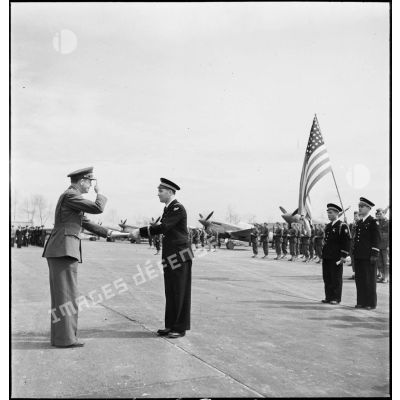 Lors de la cérémonie franco-américaine sur l'aérodrome de Maison-Blanche à Alger en l'honneur du groupe de chasse II/5 La Fayette, un général de brigade de l'armée de l'air américaine décerne l'Air medal au lieutenant René Rubin, pilote du GC II/5.