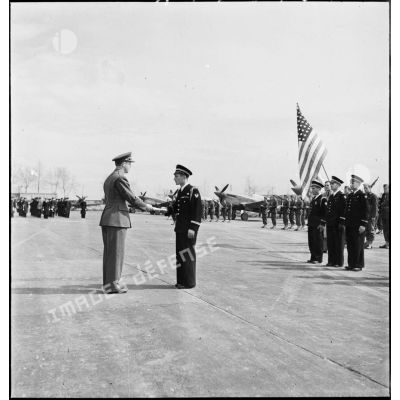 Lors de la cérémonie franco-américaine sur l'aérodrome de Maison-Blanche à Alger en l'honneur du groupe de chasse II/5 La Fayette, un général de brigade de l'armée de l'air américaine décerne l'Air medal à un lieutenant , pilote du GC II/5.